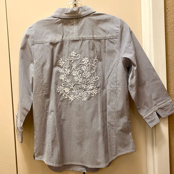 Denim&Co Embroidery Detailing blouse - Picture 2 of 6